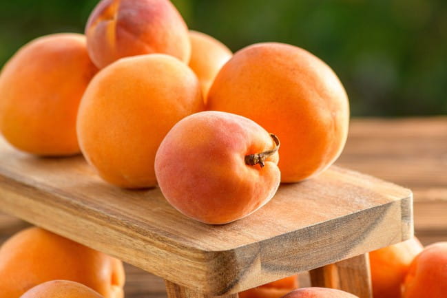 A pile of peaches.