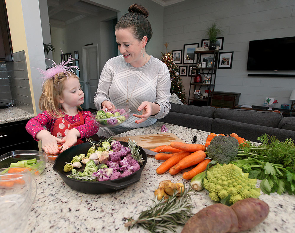 MUSC Health dietitian Nina Crowley and her daughter Andie prepare healthy holiday snacks.