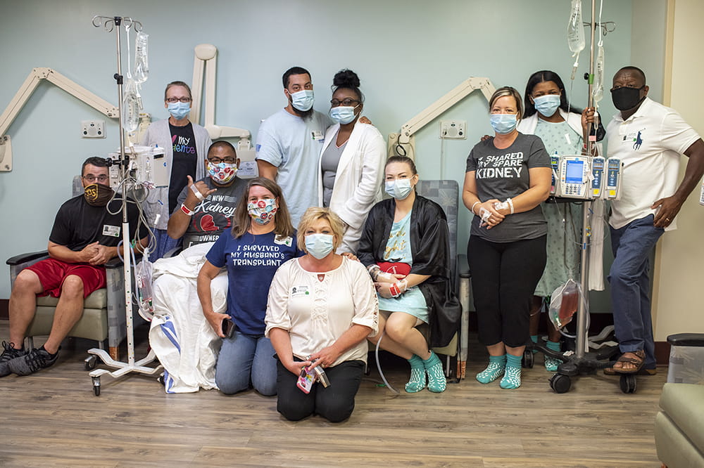 group photo of kidney donors, recipients and family members